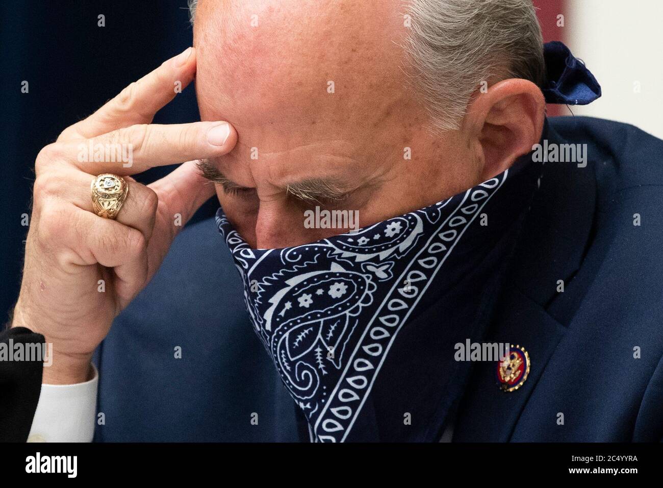 Die US-amerikanische Vertreterin Louie Gohmert (Vertreterin von Texas) verwendet eine Gesichtsbedeckung während der Anhörung des US-Ausschusses für natürliche Ressourcen zum Thema "der Angriff der US-Parkpolizei auf friedliche Demonstranten am Lafayette Square" auf dem Capitol Hill in Washington, DC, USA, 29. Juni 2020. Der Tod von George Floyd, während in Minneapolis Polizeigewahrsam hat Proteste gefordert Polizeireform und Rassengleichheit ausgelöst. Inmitten von Protesten räumten Behörden am Lafayette Square am 01. Juni 2020 ab, bevor US-Präsident Donald J. Trump durch den Park ging und die St. John's Church besuchte.Quelle: Michael Reynolds/Pool via CN Stockfoto