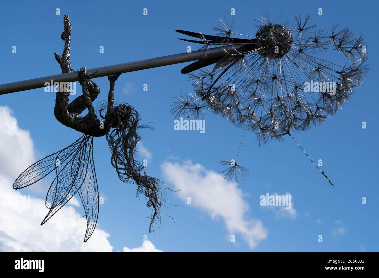 Draht ziemlich Skulptur von Robin Wight oder Fantasy Wire. Trentham Gardens, Stoke-on-Trent, Staffordshire, Großbritannien Stockfoto