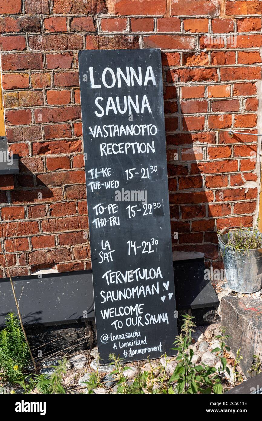 Lonna Sauna Rezeption Tafel Schild an roter Backsteinmauer in Lonna Island, im Schärengarten von Helsinki, Finnland Stockfoto
