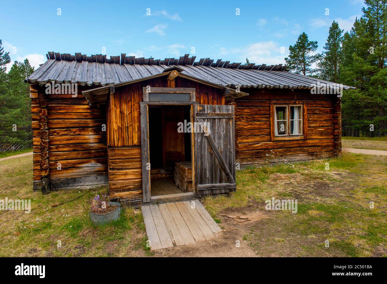 Sami Blockhaus im Freilichtbereich des Siida Museums in Inari, das das Nationalmuseum des samischen Volkes in Lappland, Nordfinnland, ist. Stockfoto