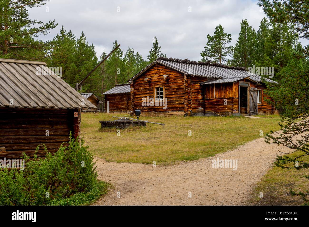 Sami-Blockhäuser im Freilichtbereich des Siida-Museums in Inari, dem Nationalmuseum des samischen Volkes in Lappland, Nordfinnland. Stockfoto
