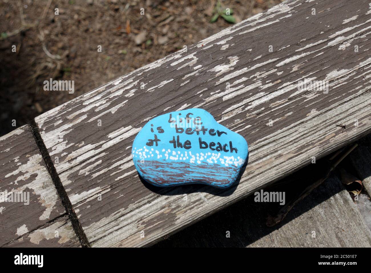 Ein Painted Rock "das Leben ist besser am Strand", am Lake Huron Kincardine Ontario Kanada Stockfoto