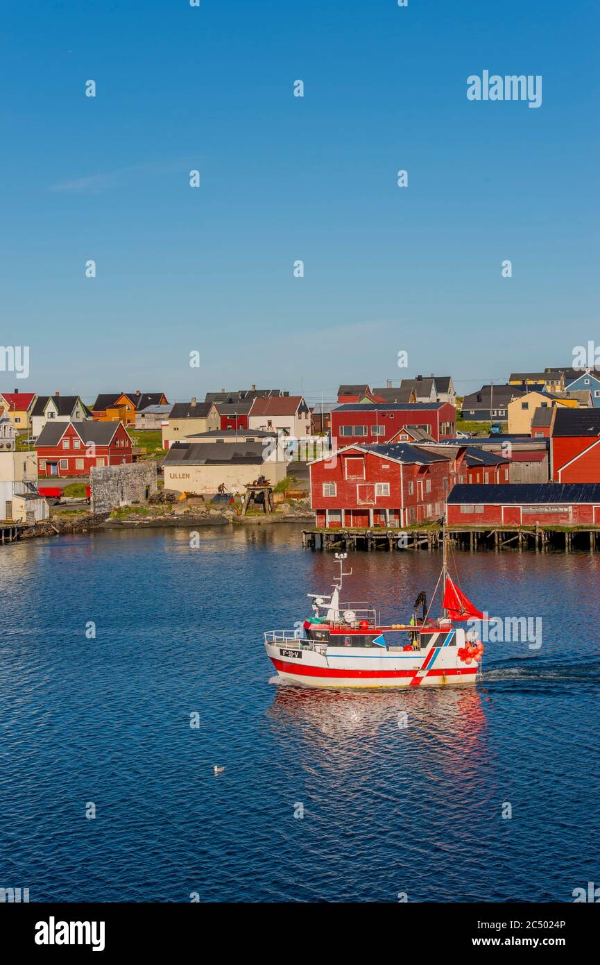Ansicht der Stadt Vardo, einer Stadt auf einer Insel in der Barentssee in Nordnorwegen, Finnmark., mit Fischerboot Stockfoto