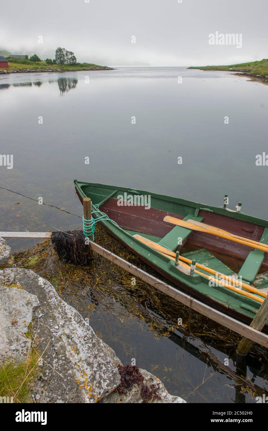 Ruderboot in einer kleinen Gemeinde auf der Insel Hinnoya, Troms County, Lofoten Islands, Norwegen. Stockfoto