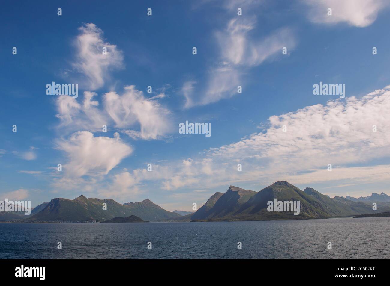 Landschaft bei Stokmarknes, einer kleinen Stadt in der Gemeinde Hadsel in Nordland County, Lofoten Islands, Norwegen. Stockfoto