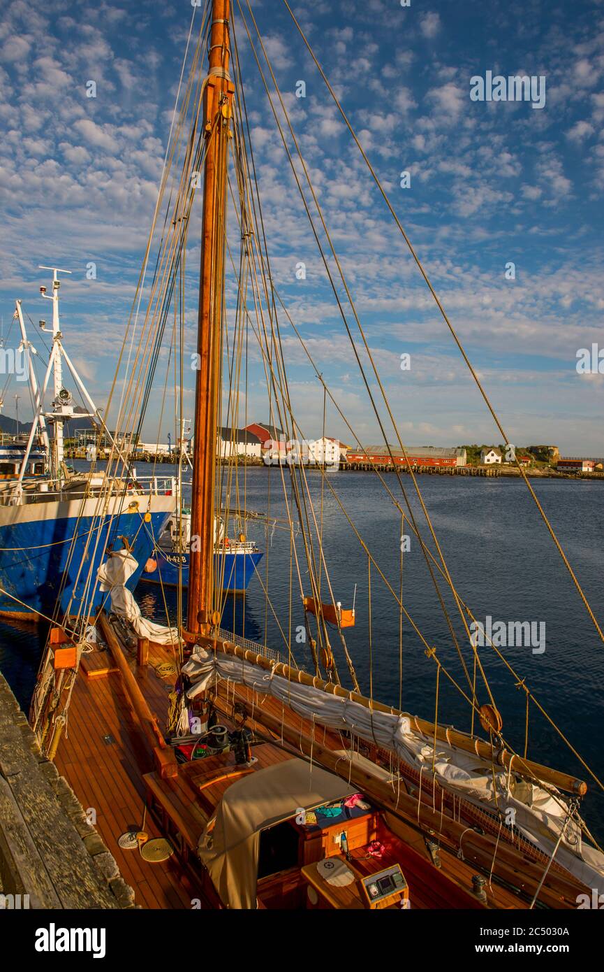 Der Hafen von Svolvaer in Nordland County, Lofoten Islands, Norwegen. Mit altem Holzsegelboot Stockfoto