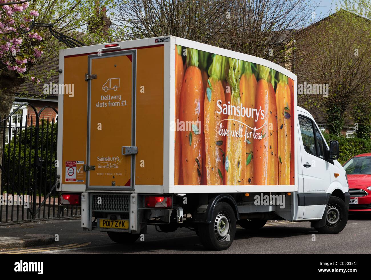 Ein Lieferwagen, der zum Sainsbury's Supermarkt gehört, parkte auf einer Straße und belieferierte seine Online-Kunden. Stockfoto