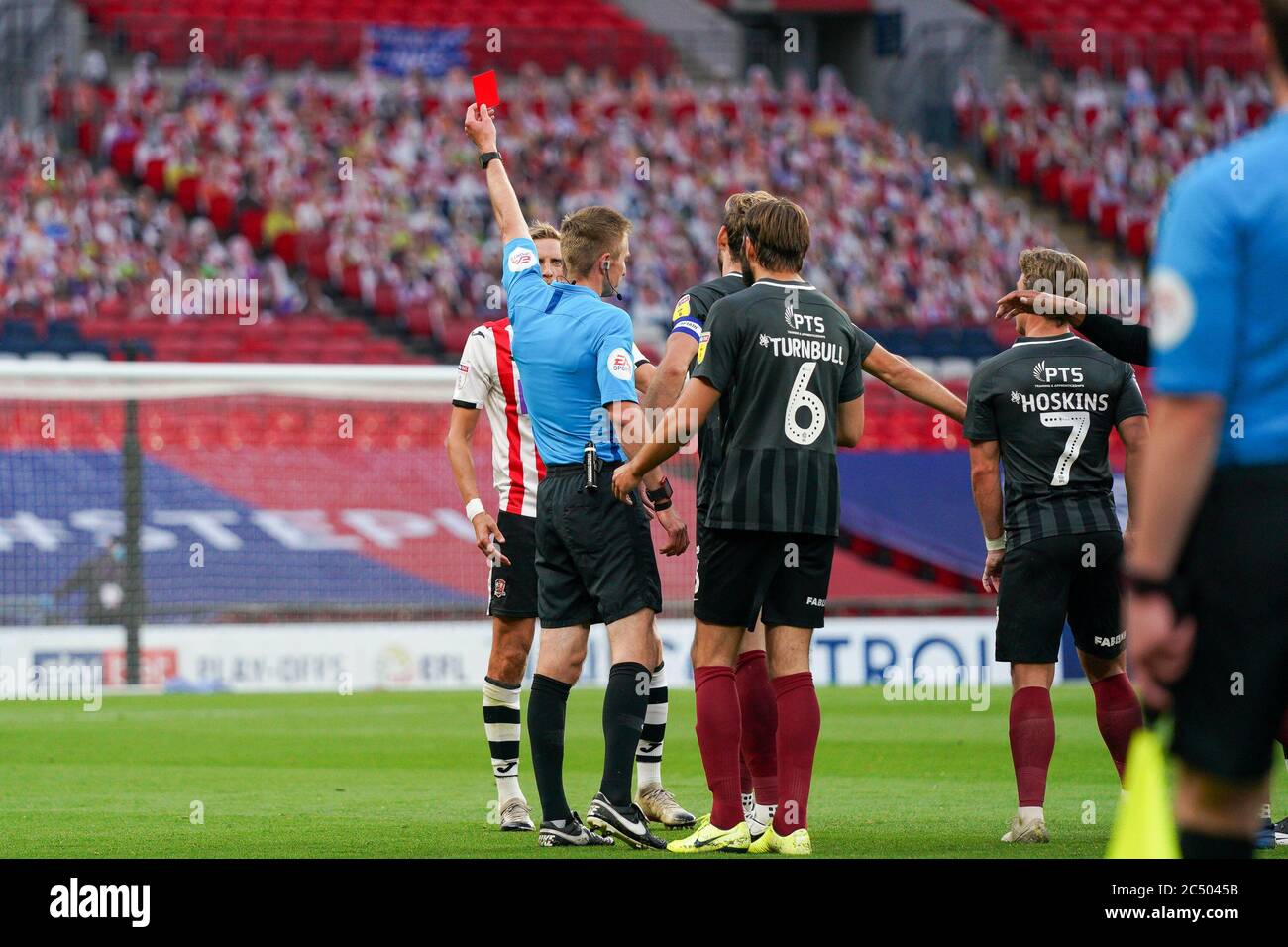 London, Großbritannien. Juni 2020. Dean Moxey von Exeter City wird während des Sky Bet League 2 PLAY-OFF Final Match zwischen Exeter City und Northampton Town im Wembley Stadium, London, England am 29. Juni 2020 abgeschickt. Foto von Andy Rowland. Kredit: Prime Media Images/Alamy Live Nachrichten Stockfoto