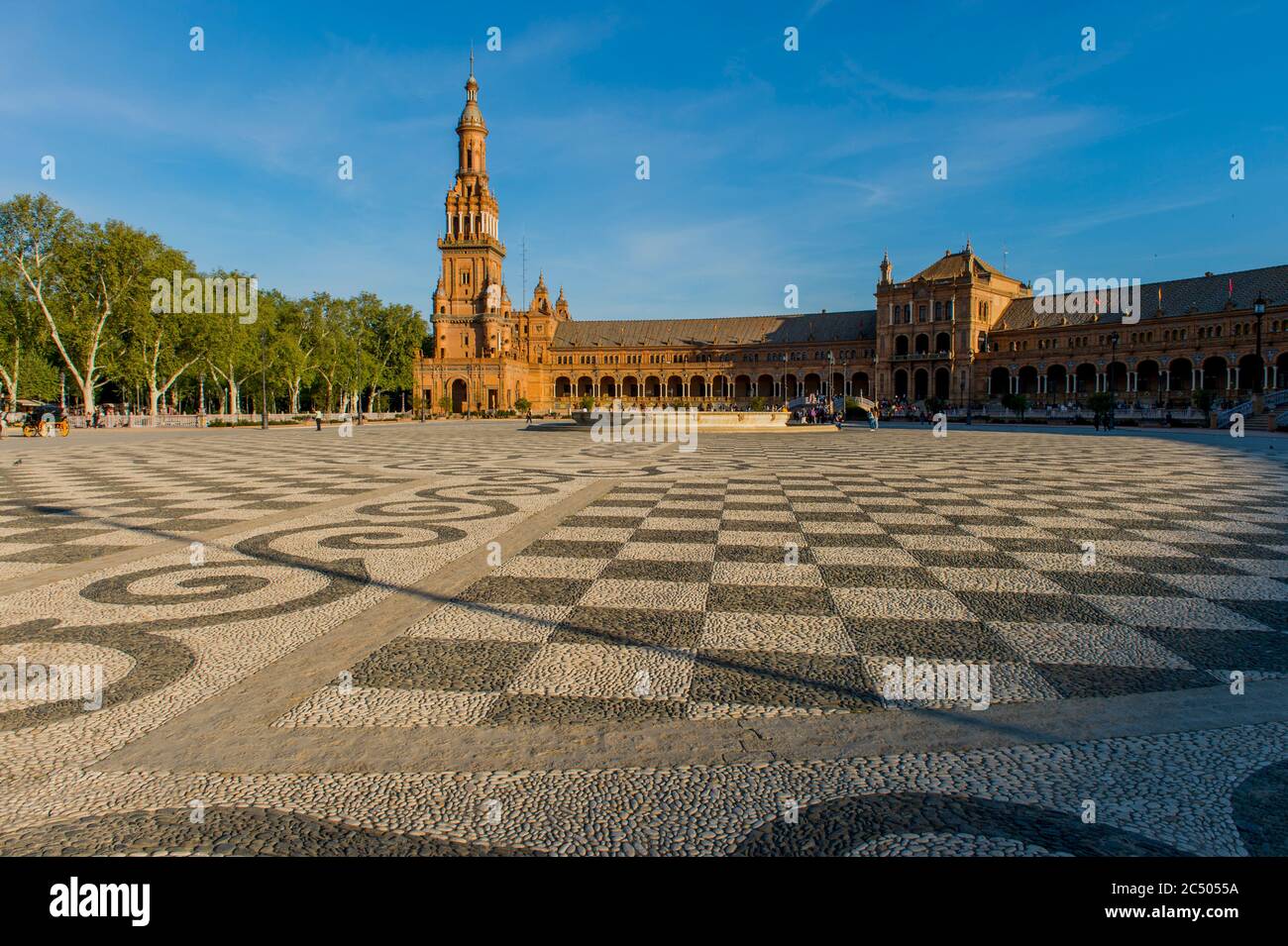 Die Plaza de Espana, die für die Ibero-amerikanische Ausstellung von 1929 gebaut wurde, war eine Weltausstellung in Sevilla, Andalusien, Spanien. Stockfoto