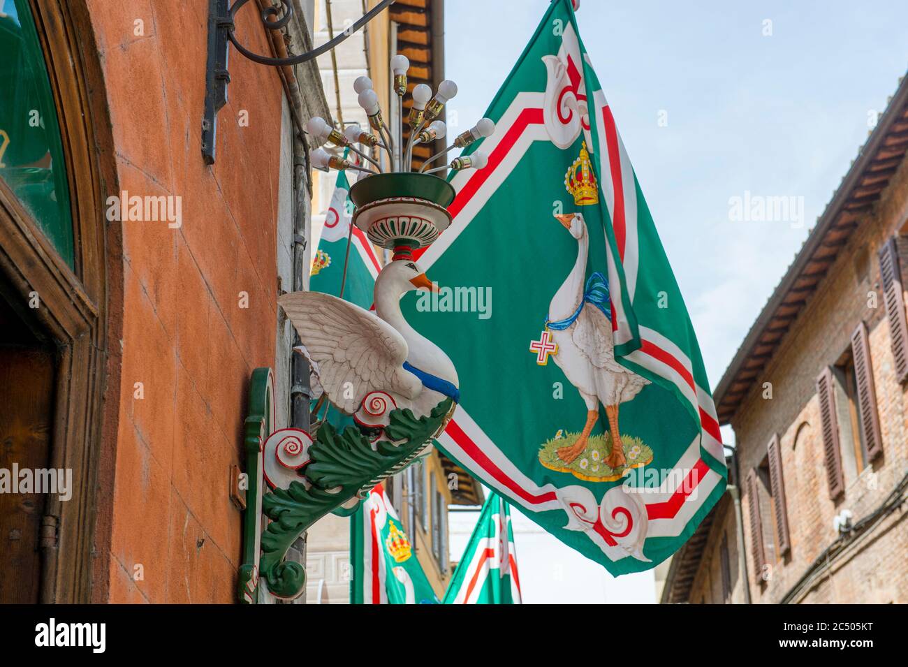 Flaggen des Oca (Gans)-Bezirks in der mittelalterlichen Stadt Siena, UNESCO-Weltkulturerbe, in der Toskana, Mittelitalien. Diese Bezirke wurden U gesetzt Stockfoto