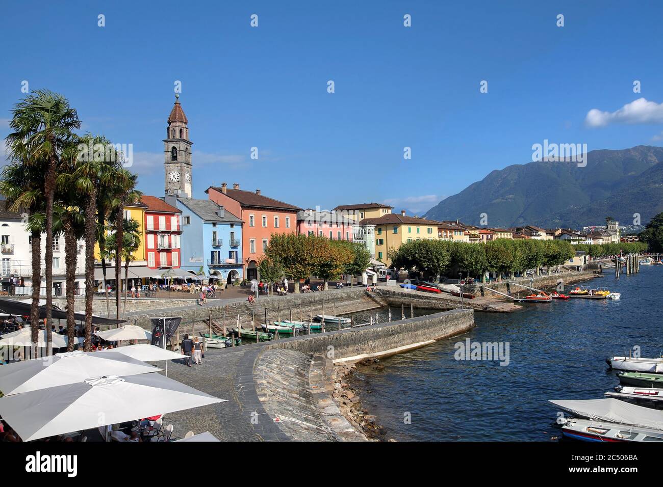 Der schöne Ferienort Ascona am Lago Maggiore im Kanton Tessin, Schweiz tagsüber. Stockfoto
