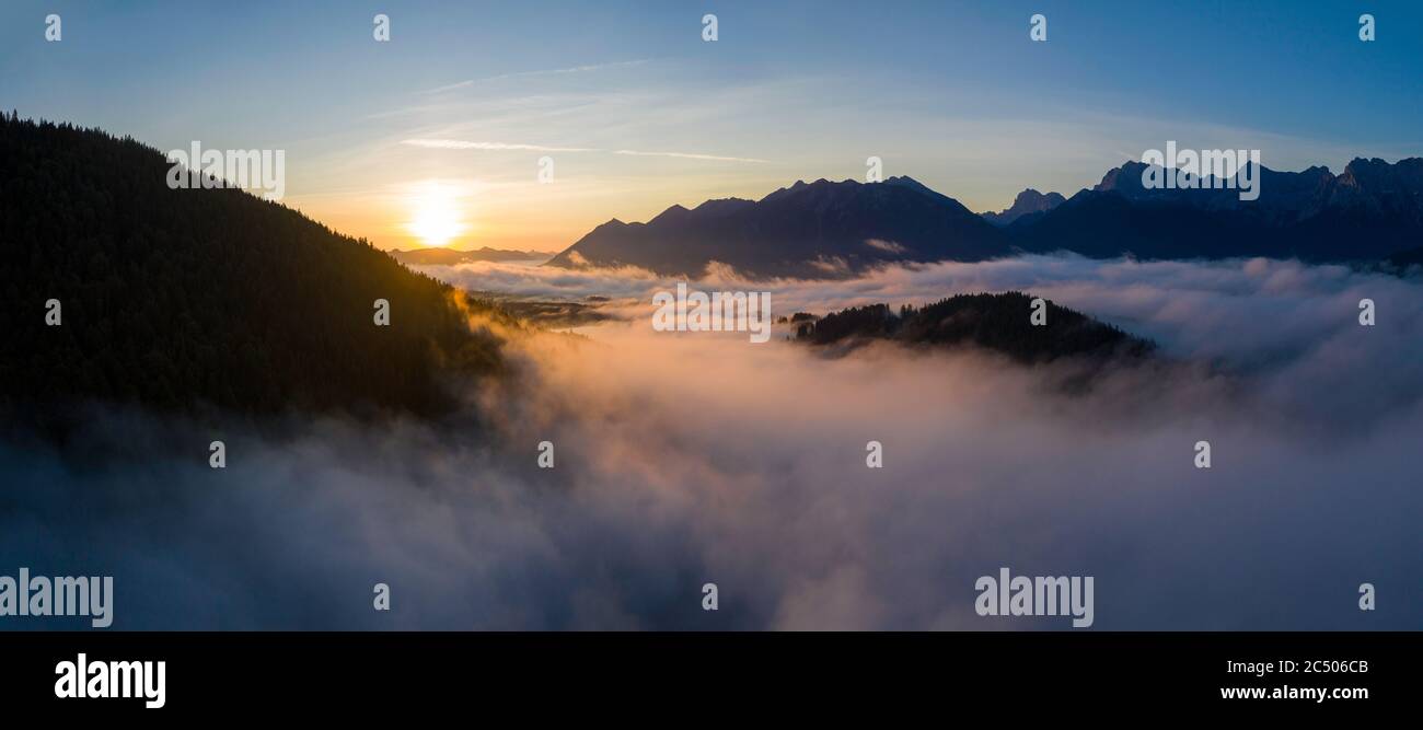 Sonnenaufgang über Wolkeninversion in den Bergen Stockfoto