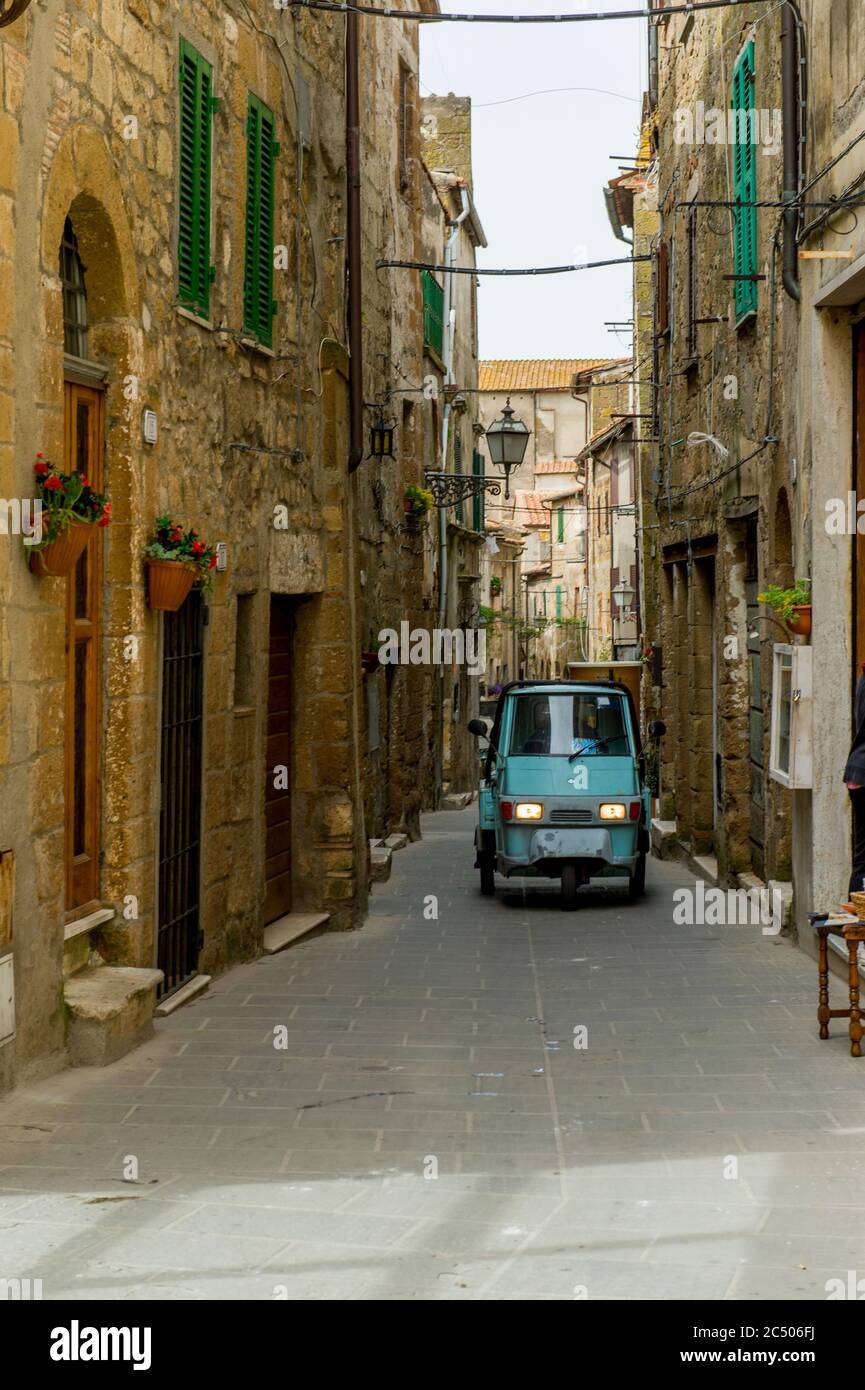 Straßenszene mit einem Piaggio, manchmal auch als Ape Piaggio, Apecar, Ape Car oder einfach Ape, die ein dreirädriger leichter Nutzfahrzeuge in t Stockfoto