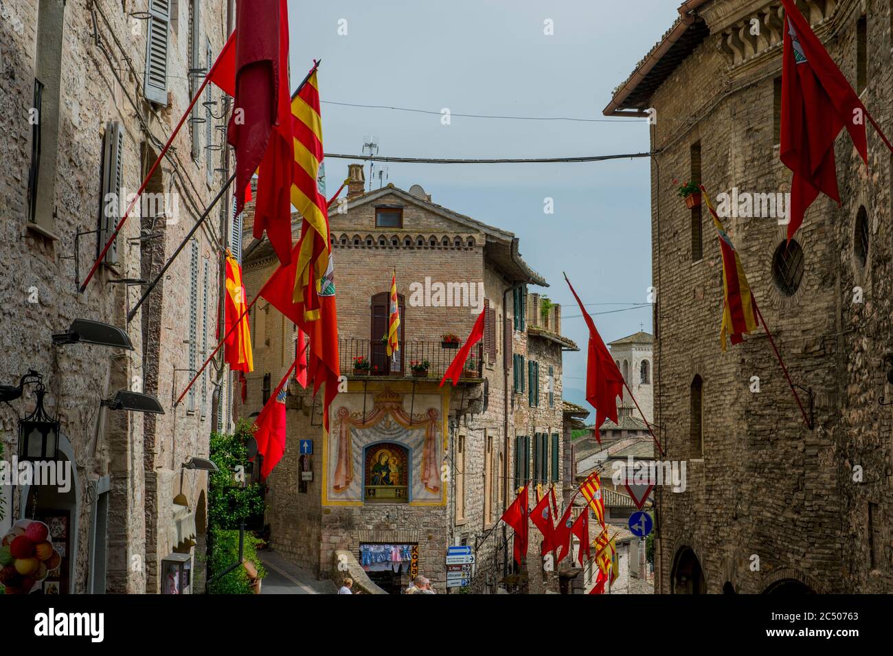 Die Straßen der historischen Stadt Assisi, in der Provinz Perugia in der Region Umbrien in Italien, sind mit Fahnen während der Festa di Cal geschmückt Stockfoto