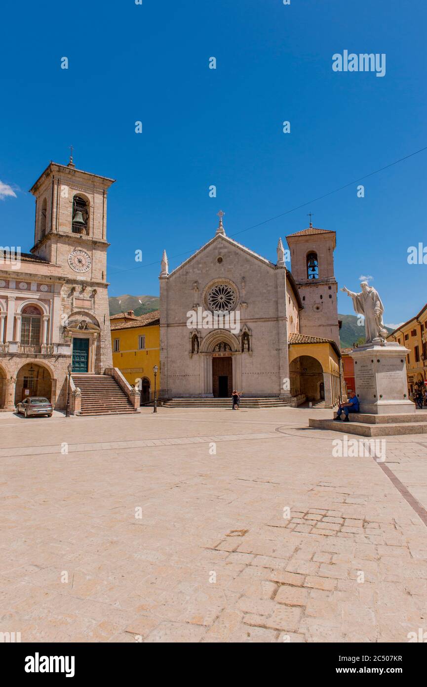 Blick auf das Rathaus, die Kirche und die Statue des Heiligen Benedikt auf dem Hauptplatz der Stadt Norcia in der Provinz Perugia im Südosten Umbriens, Stockfoto