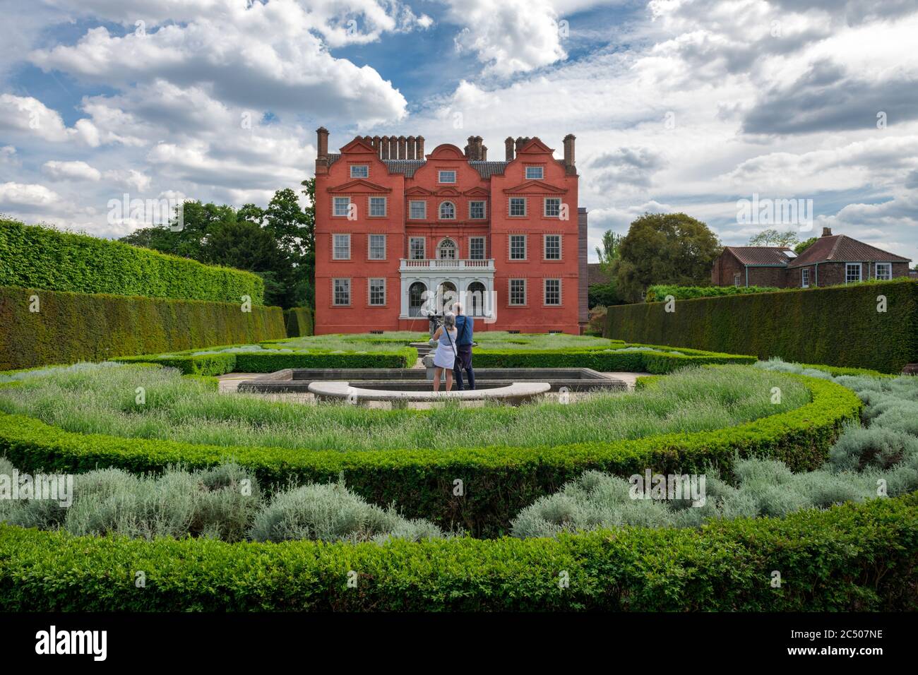 Ein Paar im formellen Garten des Kew Palace Sightseeing. Es ist ein britischer Königspalast in Kew Gardens. Stockfoto