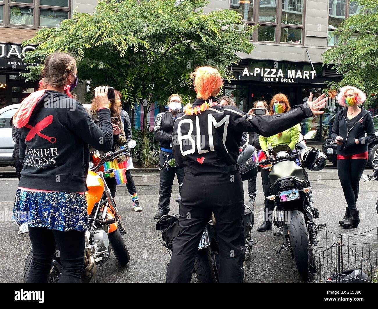 27. Juni 2020, USA: Women's Motorcycle Club veranstaltet Protestfahrt zu Ehren des Gay Marriage Anniversary Day und Black Lives Matter, neben der Capitol Hill Occuped Zone (CHOP), auch Capitol Hill Autonomous Zone (CHAZ) genannt, einer sechs-Block-Zone im Capitol Hill District von Seattle, Seit Mai 25, als sie sich als Reaktion auf die Ermordung von George Floyd durch die Polizei versammelten, wurde sie von Demonstranten besetzt. Die Polizei hat in der ersten Juniwoche ihren East Side Precinct auf dem Höhepunkt des Protestes, als Tausende von Demonstranten auf Befehl von Bürgermeisterin Jenny Durka waren, mit einem Bandenstor ausgestattet. Nun bleiben ein paar hundert vor t Stockfoto