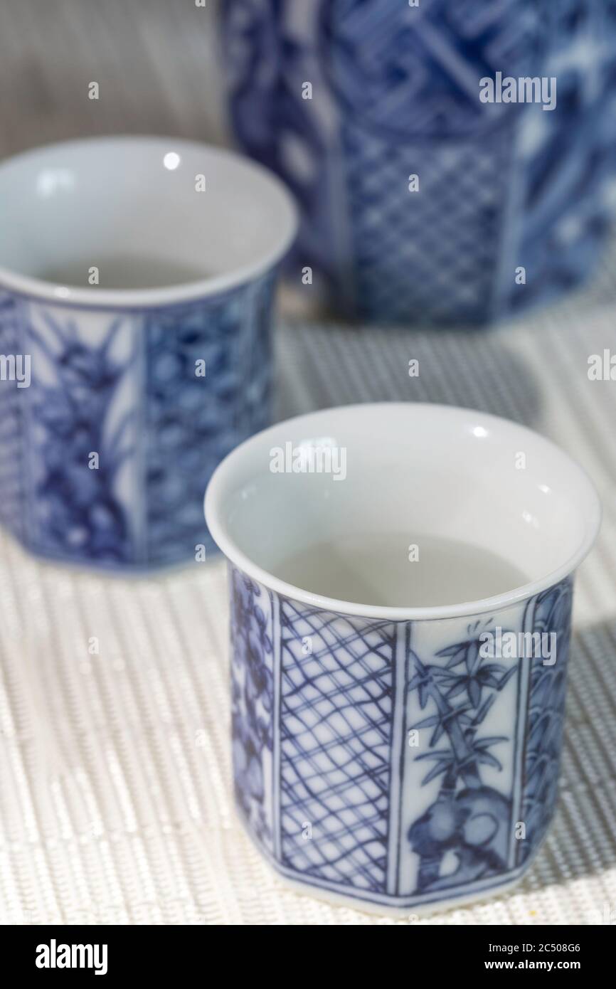 Japanisches Sake-Set mit blau-weiß-Muster Stockfoto