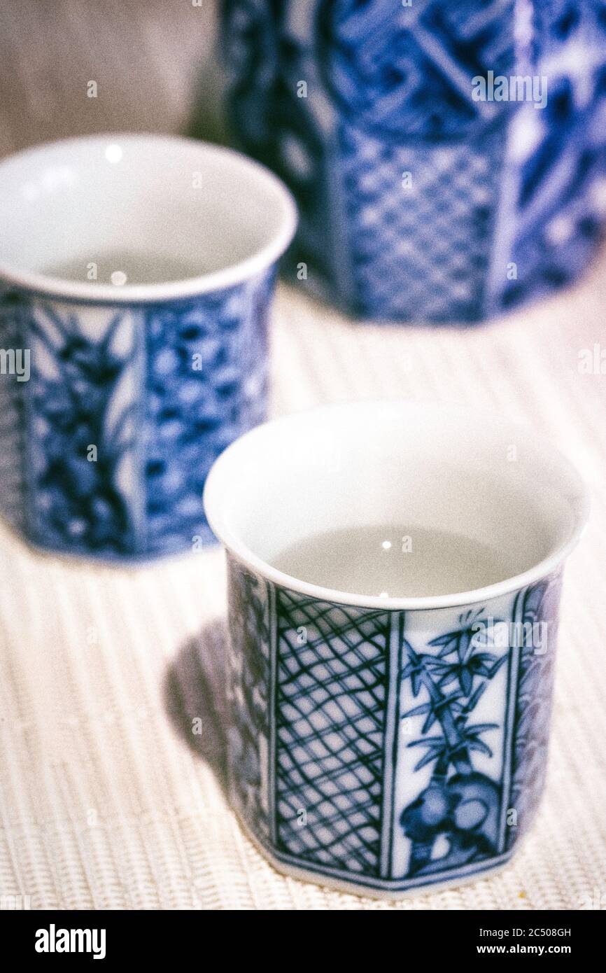 Japanisches Sake-Set mit blau-weiß-Muster Stockfoto