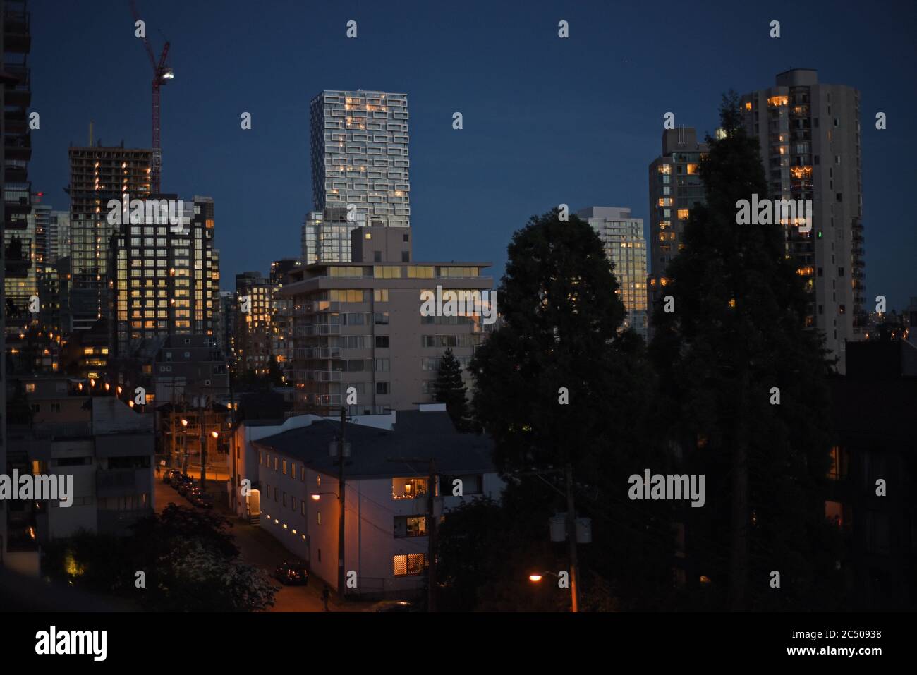 Wohnapartments und Wohnanlagen Hochhäuser, einschließlich Vancouver House (oben, Mitte) im West End beginnen zu leuchten, wenn die Sonne untergeht Stockfoto