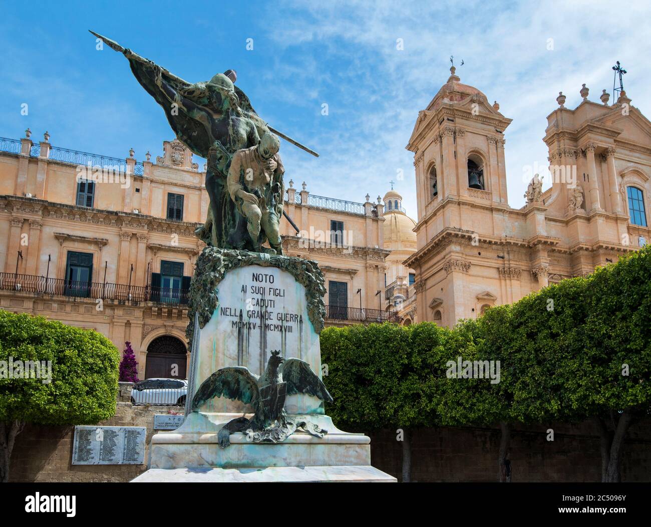 Barocke Kathedrale von San Nicolo und Denkmal des Ersten Weltkriegs, Noto, Sizilien, Italien Stockfoto