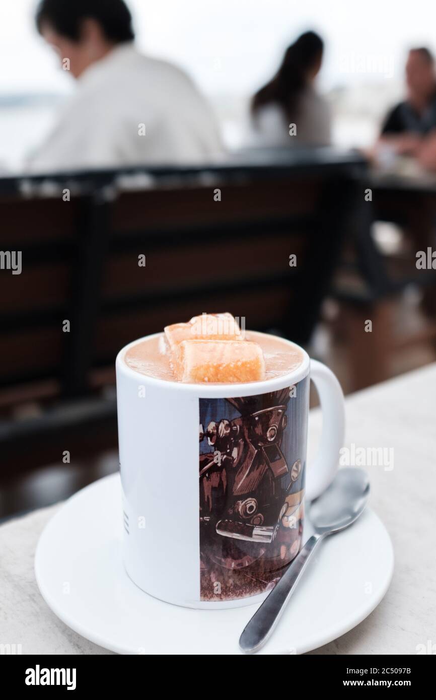 Heiße Schokolade mit Mandelmilch Stockfoto