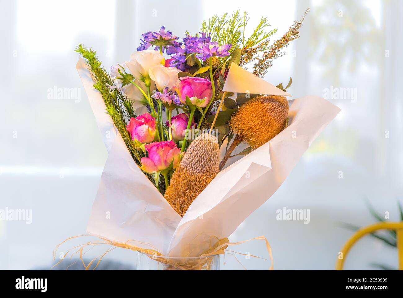 Blumenarranging mit einer kleinen Fahne für eine Marke Stockfoto