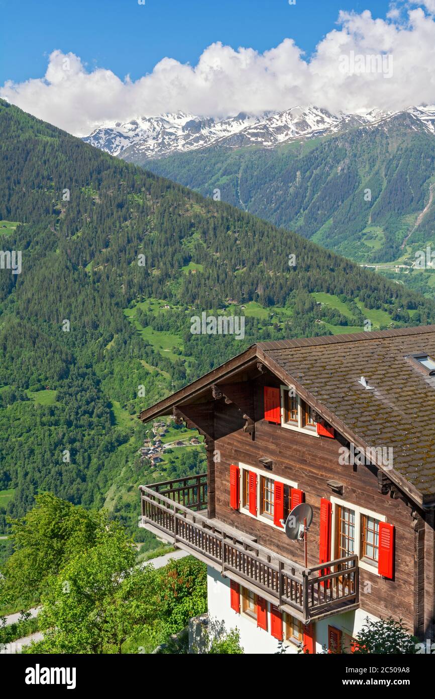 Schweiz, Kanton Wallis, Val d'Herens, Saint Martin, Haus mit Blick auf das Tal Stockfoto