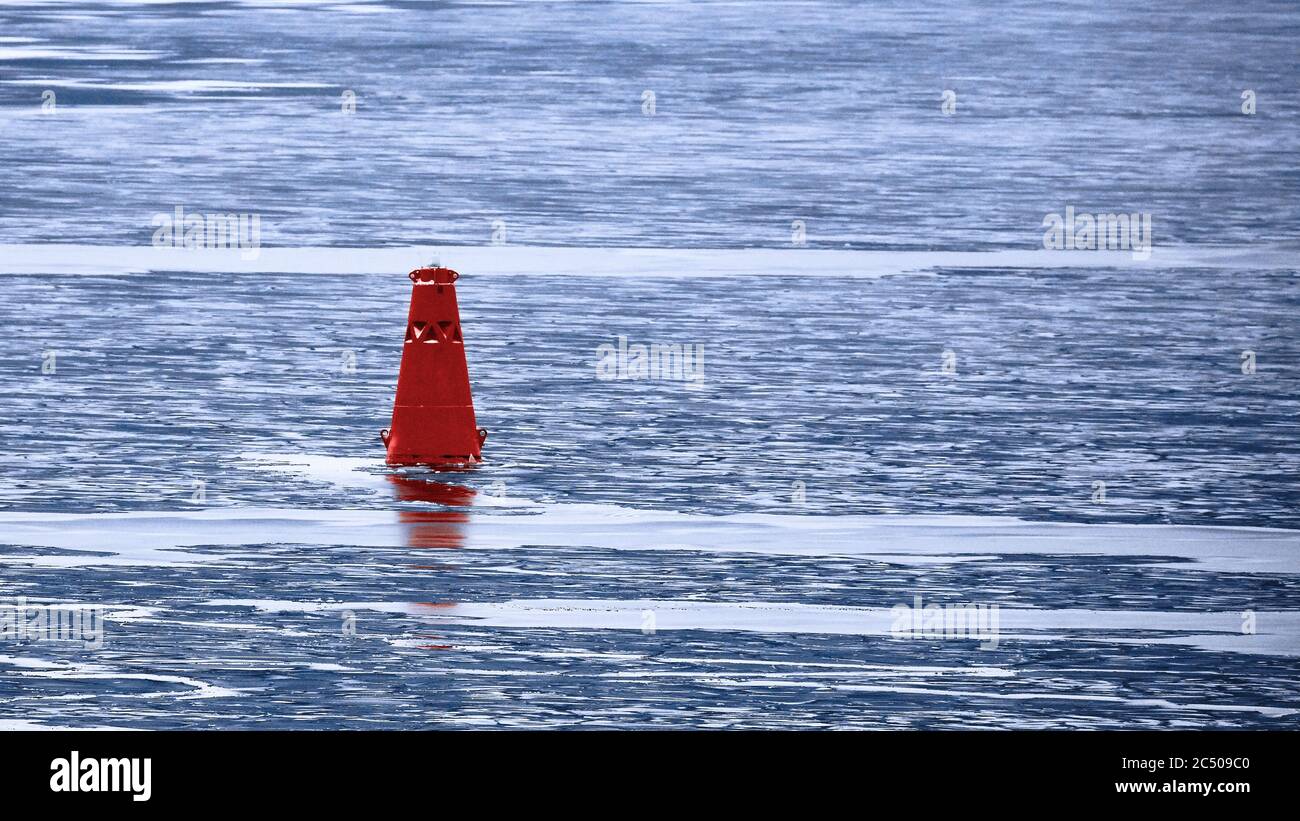 Schwimmende rote navigationsboje auf blauem meer -Fotos und ...