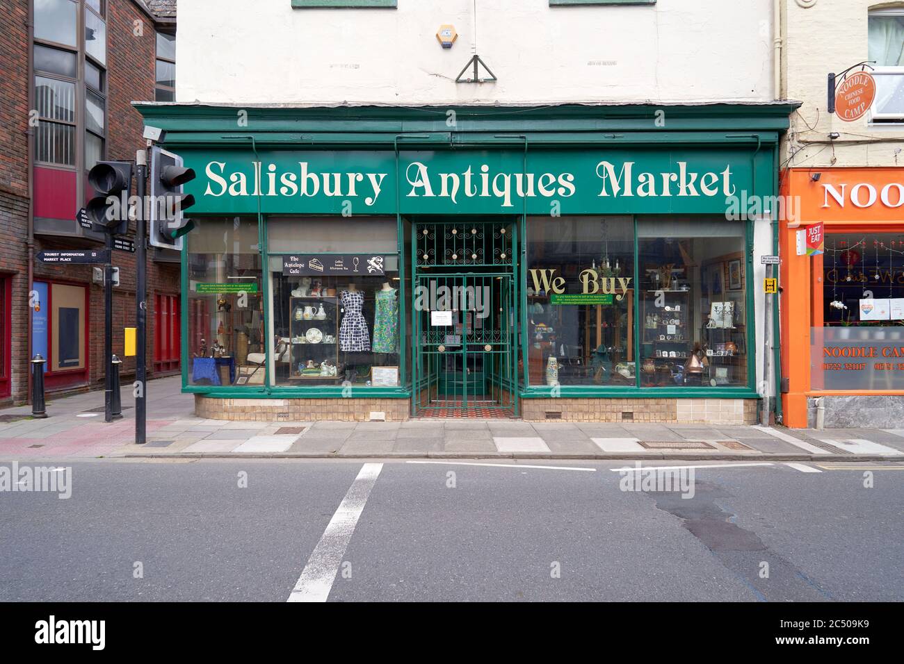 Salisbury Antiques Market vor dem Geschäft Stockfoto