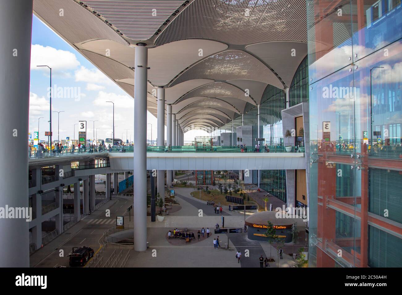 Istanbul, Türkei 07. August 2019: Der Istanbul Airport (IGA) ist der neue internationale Flughafen, der die Stadt Istanbul in der Türkei bedient. Blick auf den Eingang Stockfoto