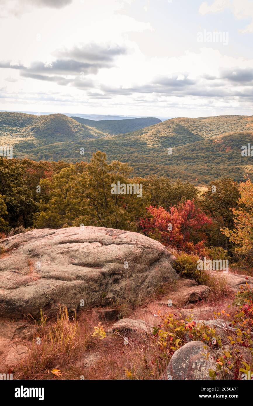 Bear Mountain State Park mit Blick auf die Berge mit frühherbstlichen Laub Stockfoto