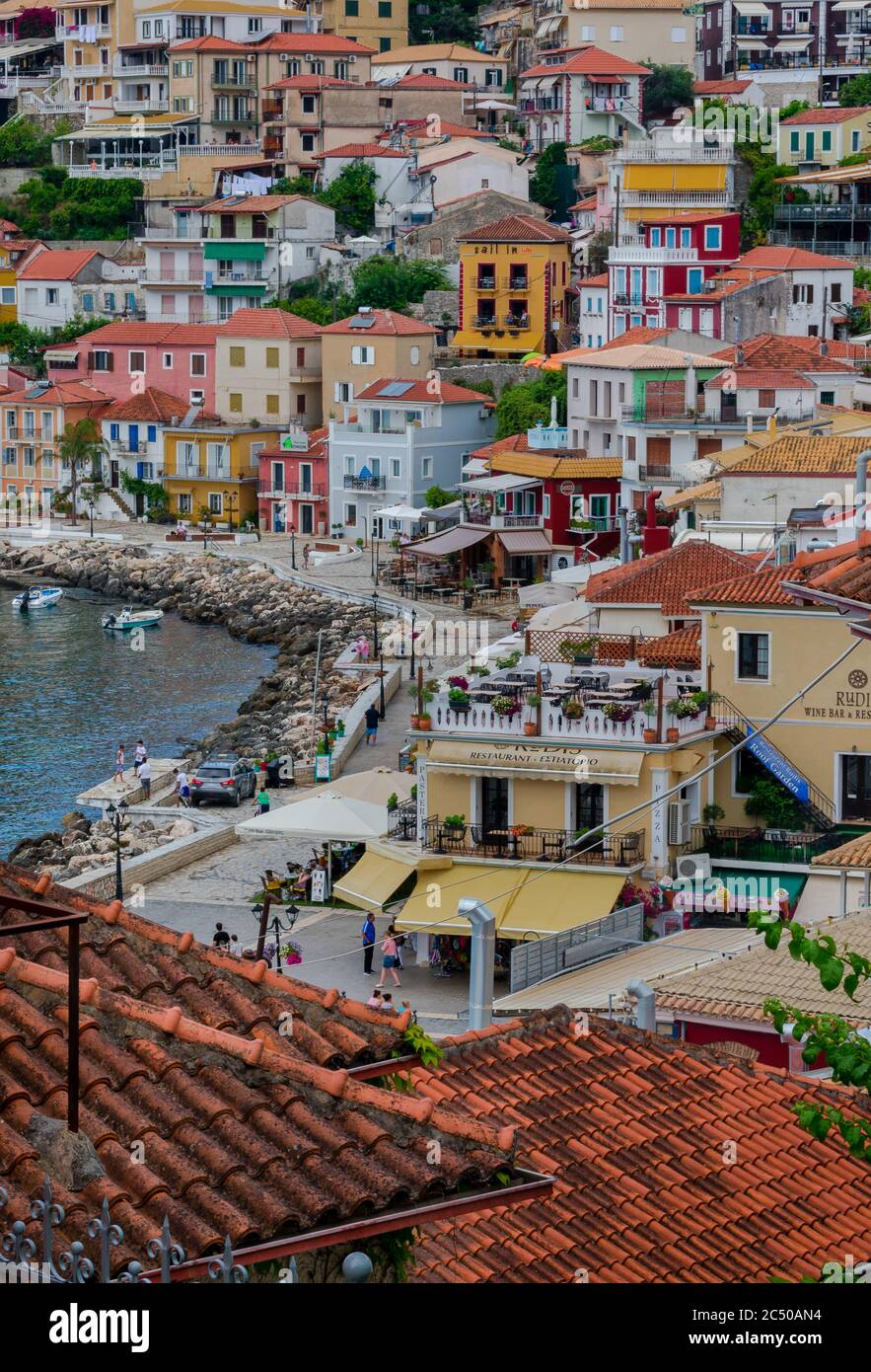 Ein hoher Blick auf die Küstenstadt Parga, Griechenland mit seinen bunten Gebäuden und vielen Unternehmen Catering für Touristen in diesem beliebten Ferienort. Stockfoto