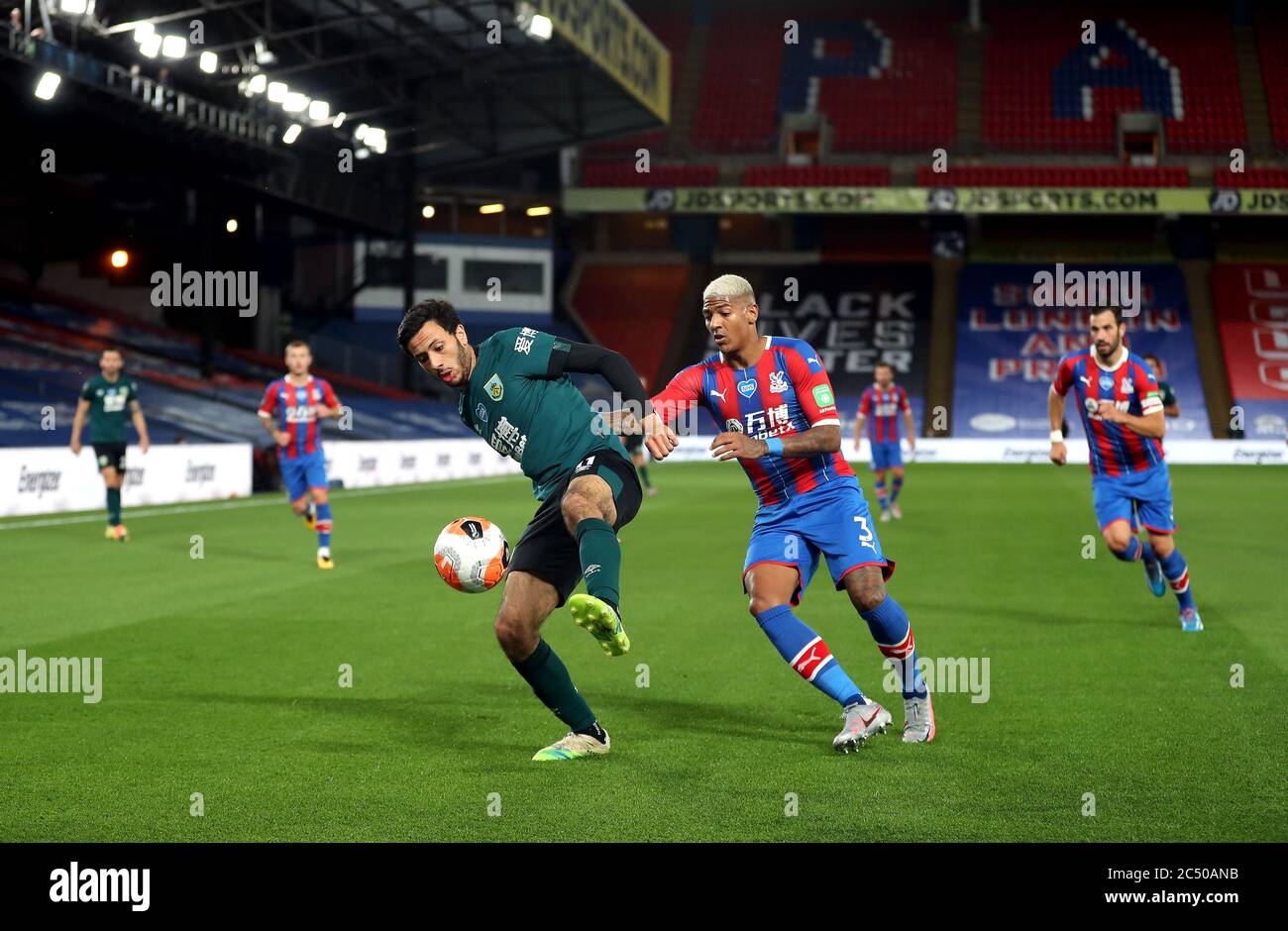 Burnleys Dwight McNeil (links) und Patrick van Aanholt vom Crystal Palace während des Premier League-Spiels im Selhurst Park, London. Stockfoto