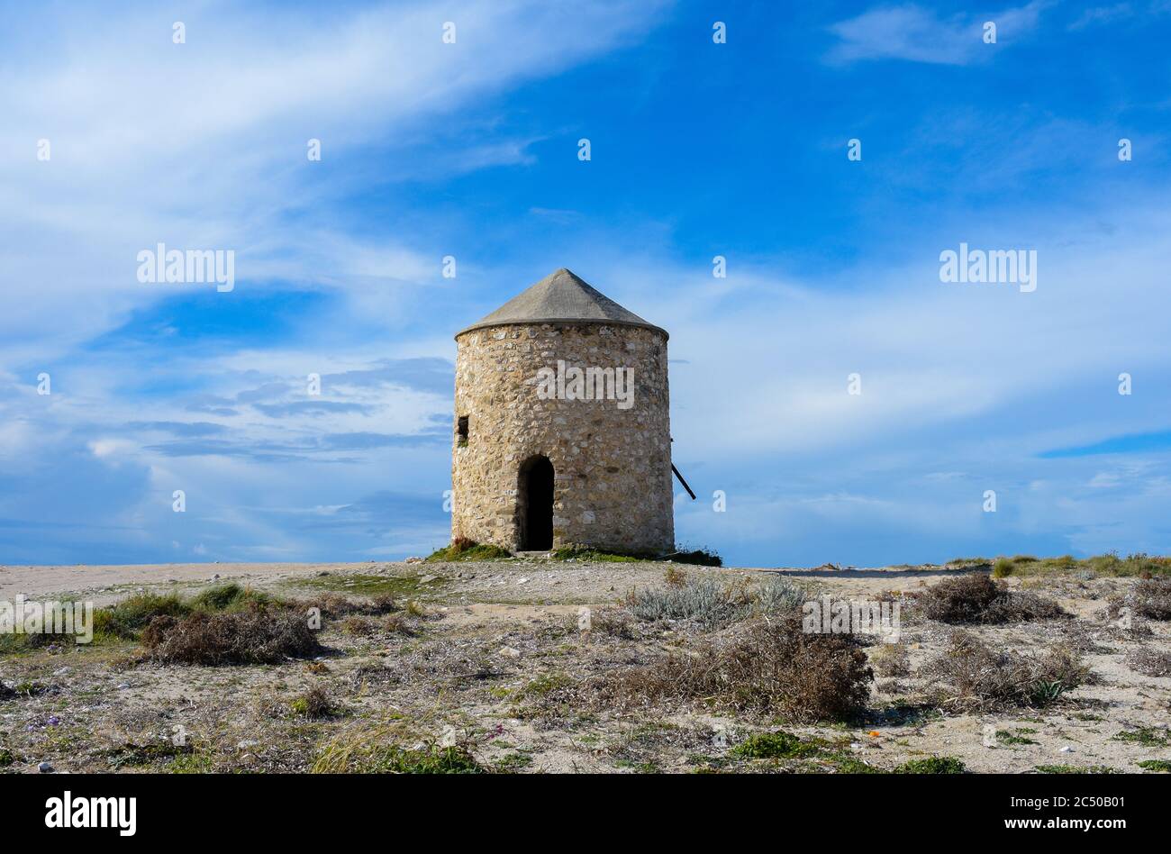 Renovierte Steinwindmühle am Strand bekannt als Gyra auf der Insel Lefkada, Griechenland. Stockfoto