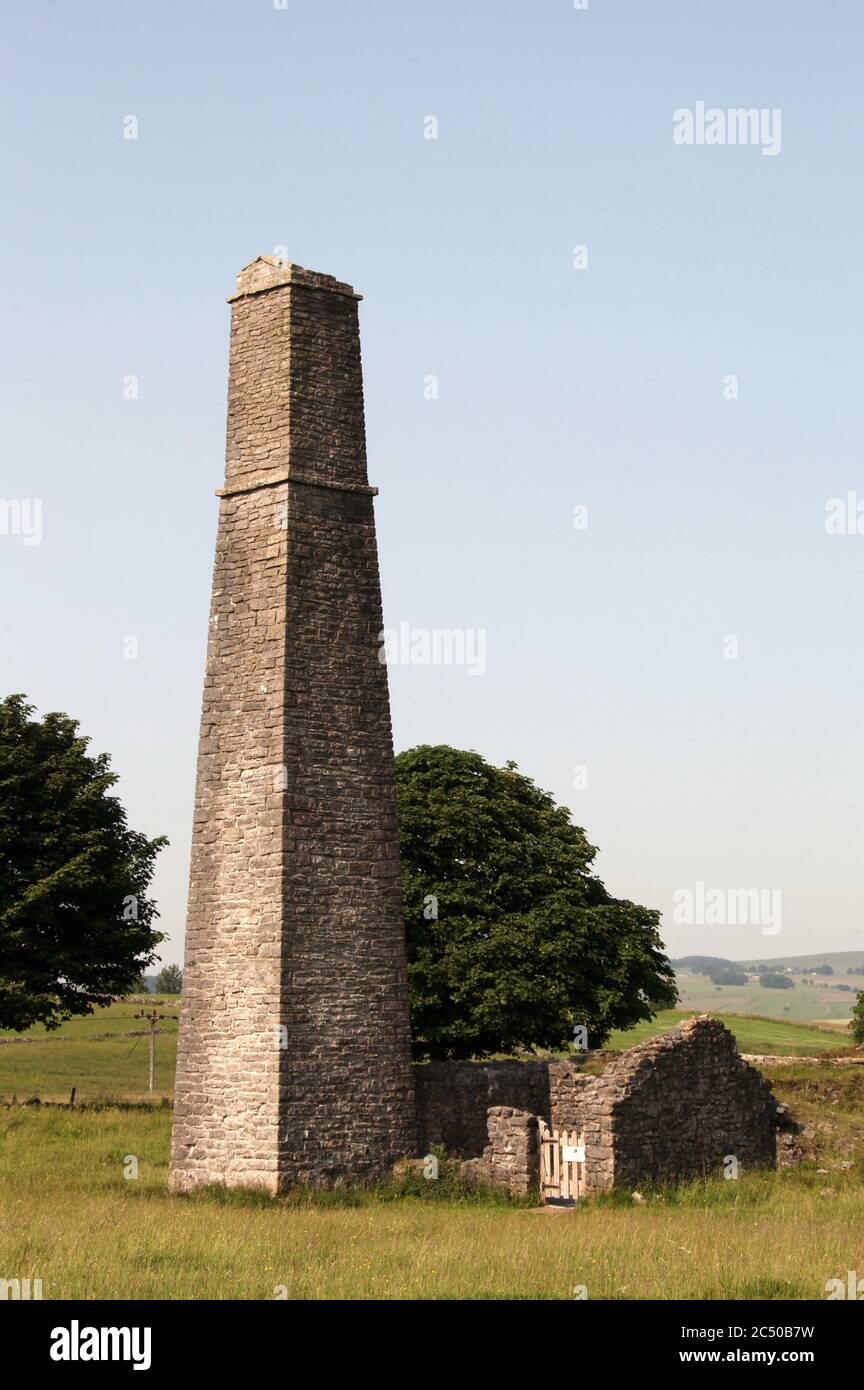Der restaurierte Square Chimney bei der Magpie Mine in Derbyshire, der von John Taylor, dem Bergbauingenieur aus Cornish, gebaut wurde Stockfoto