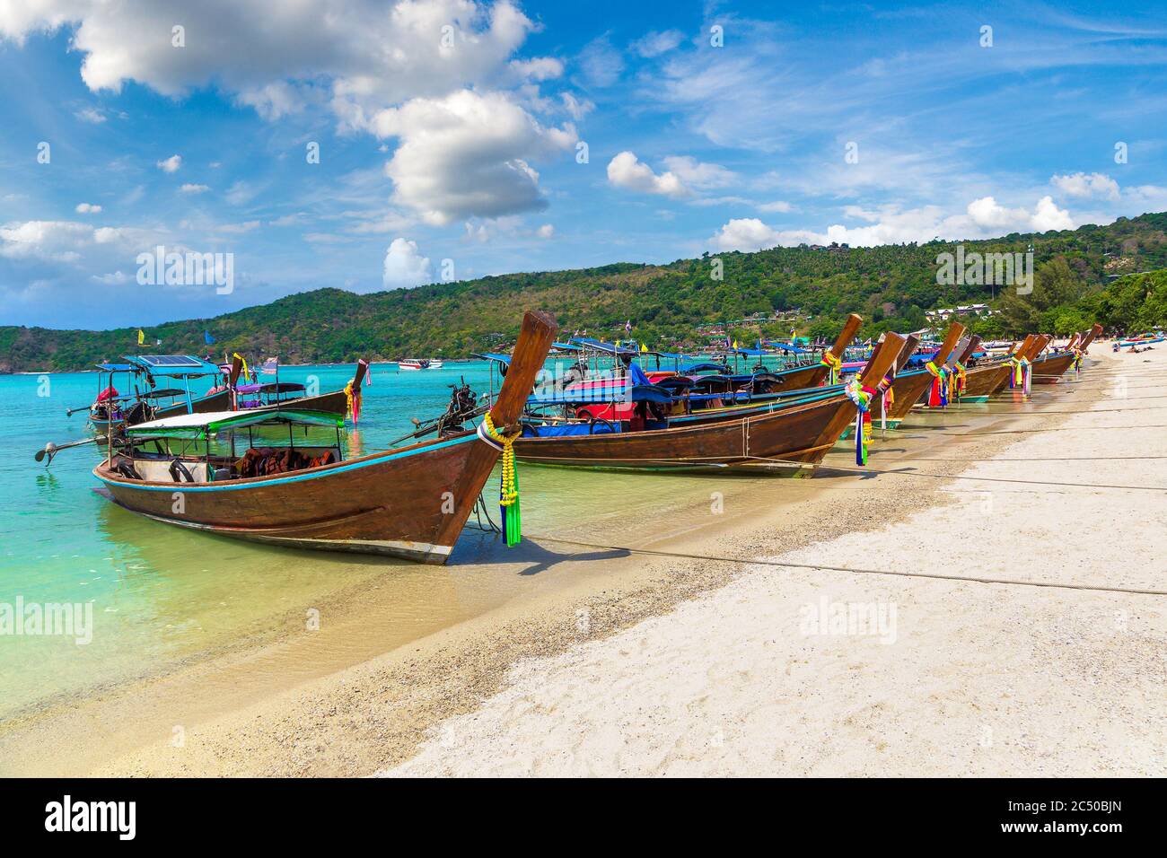 Traditionelles thai Longtail Boot am Log Dalum Beach auf Phi Phi Don Insel, Thailand an einem Sommertag Stockfoto