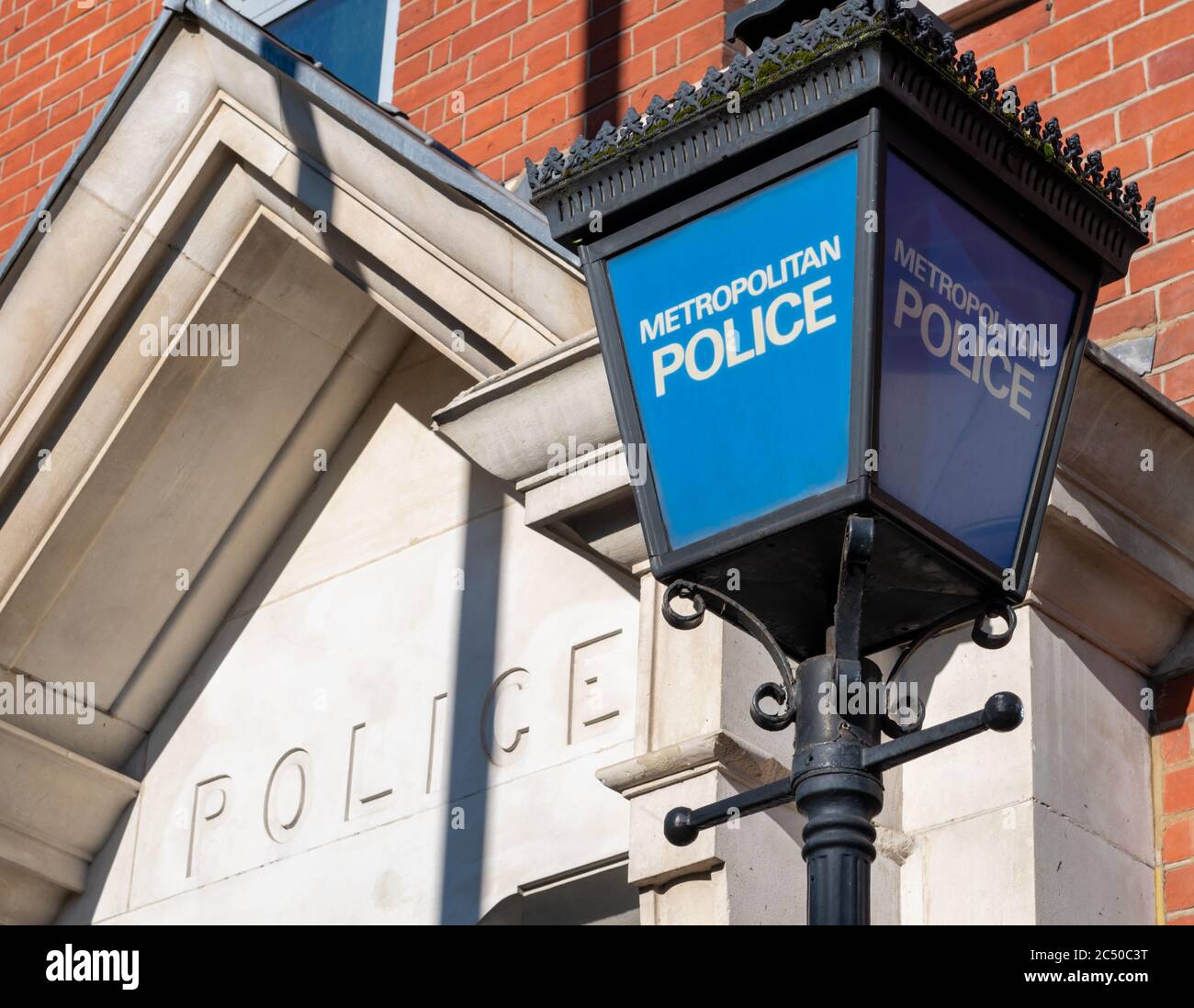 Das Schild vor einer Polizeistation der Metropolitan Police, die die Polizei ist, die den Großraum London im Vereinigten Königreich bedient. Stockfoto
