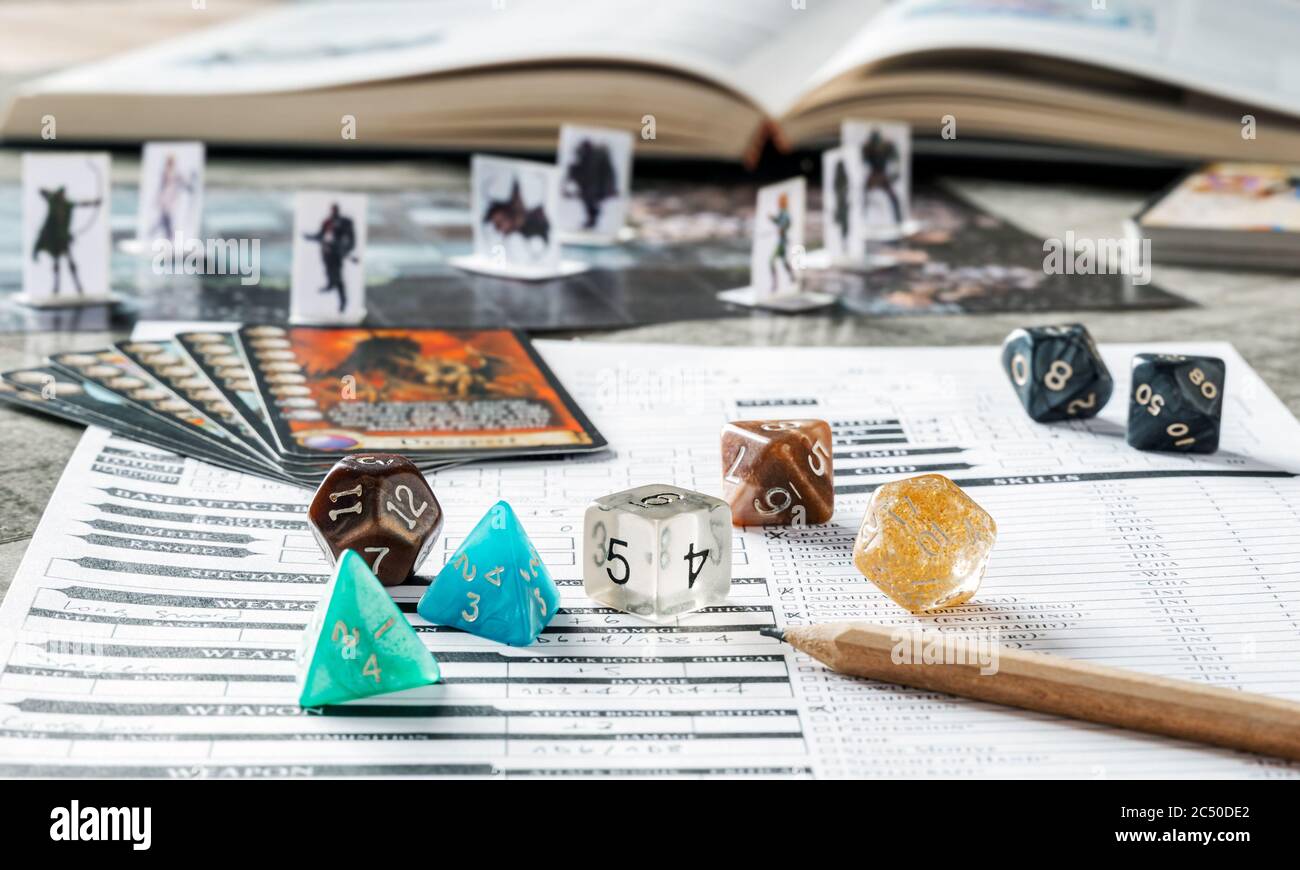 Rollenspiel mit Würfel, Brett, Karten, Charakterblatt und Buch. RPG-Konzept. Stockfoto