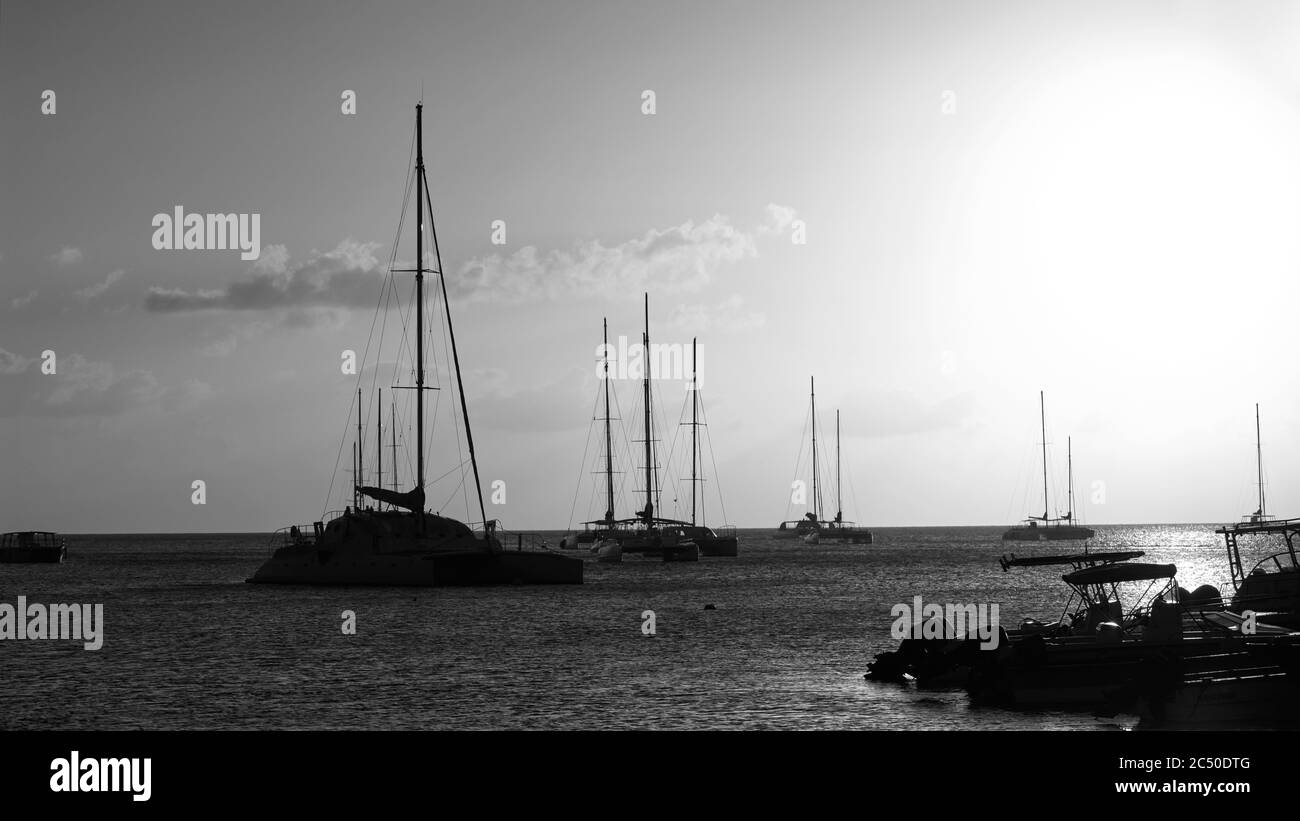 Yachten in der Bucht. Silhouetten von Yachten bei Sonnenuntergang. Stockfoto