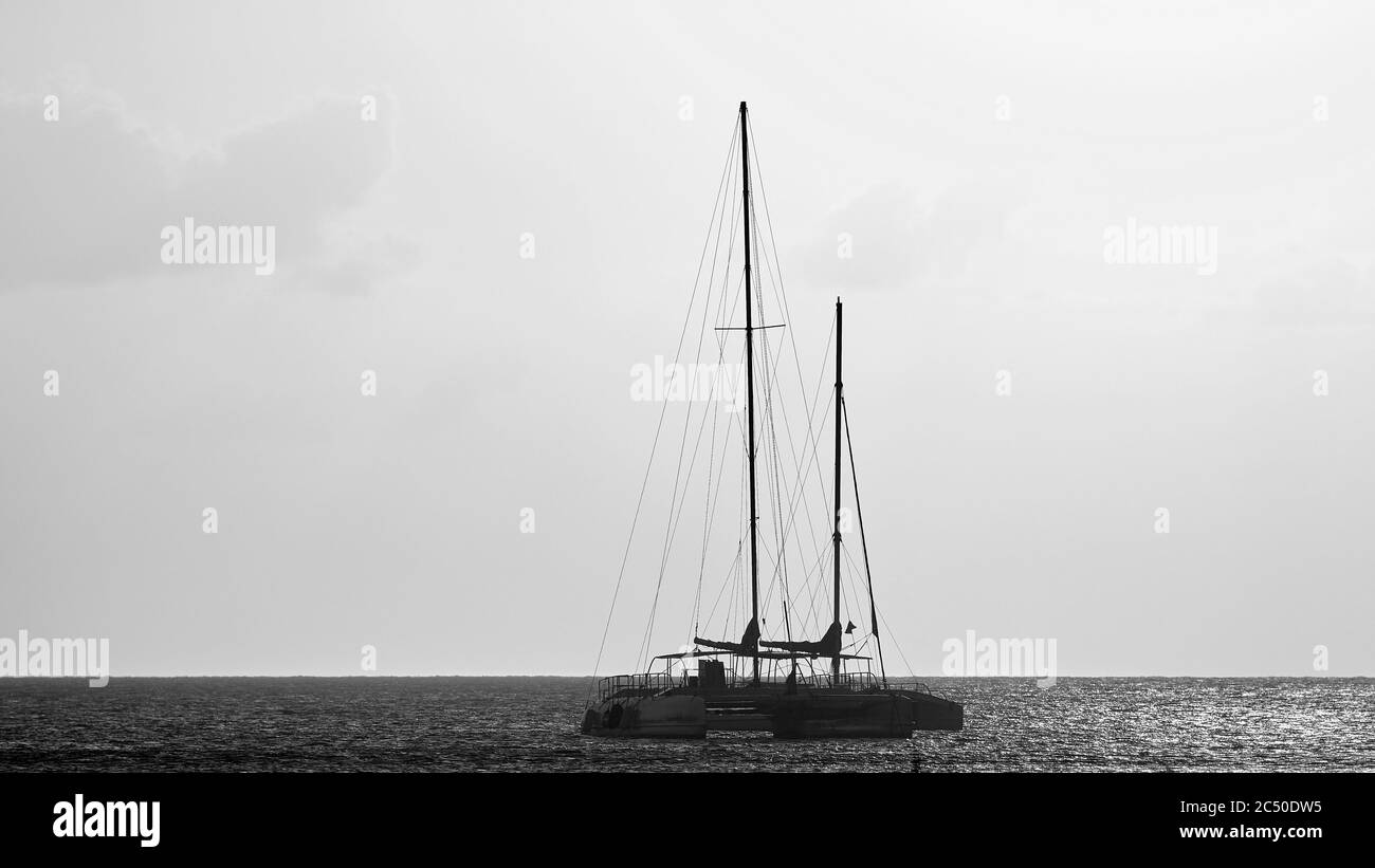 Yachten in der Bucht. Silhouetten von Yachten bei Sonnenuntergang. Stockfoto
