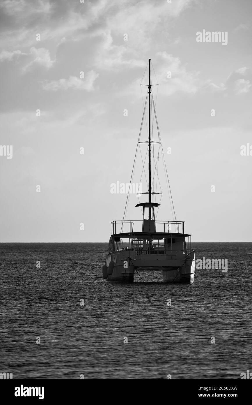 Yachten in der Bucht. Silhouetten von Yachten bei Sonnenuntergang. Stockfoto