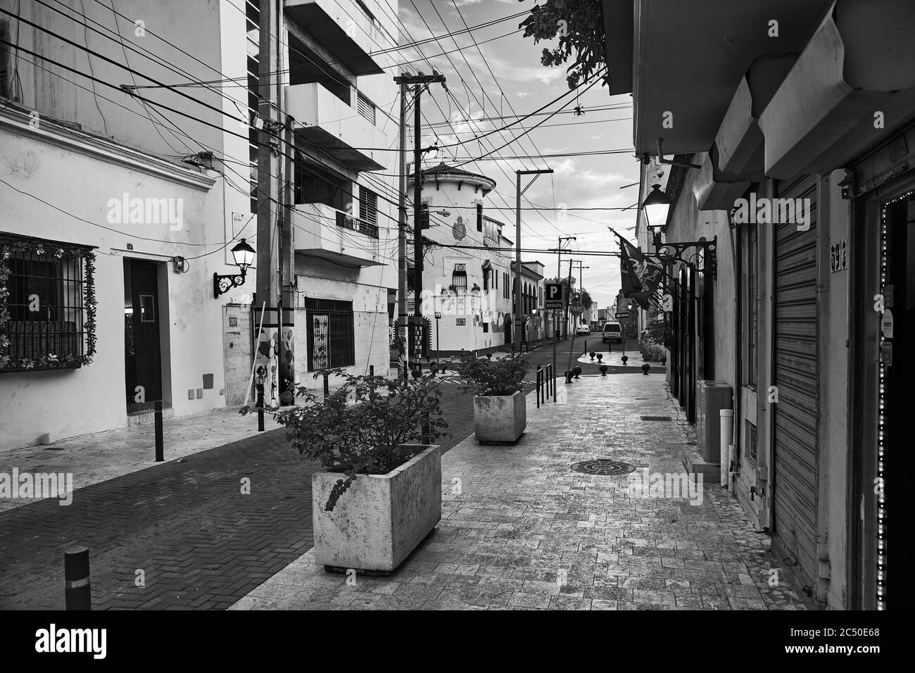 Blick auf die Straße auf die Altstadt. Koloniale Architektur Detail. Typischer Kolonialstil. Straßen Von Santo Domingo, Dominikanische Republik. 27.12.2016. Stockfoto