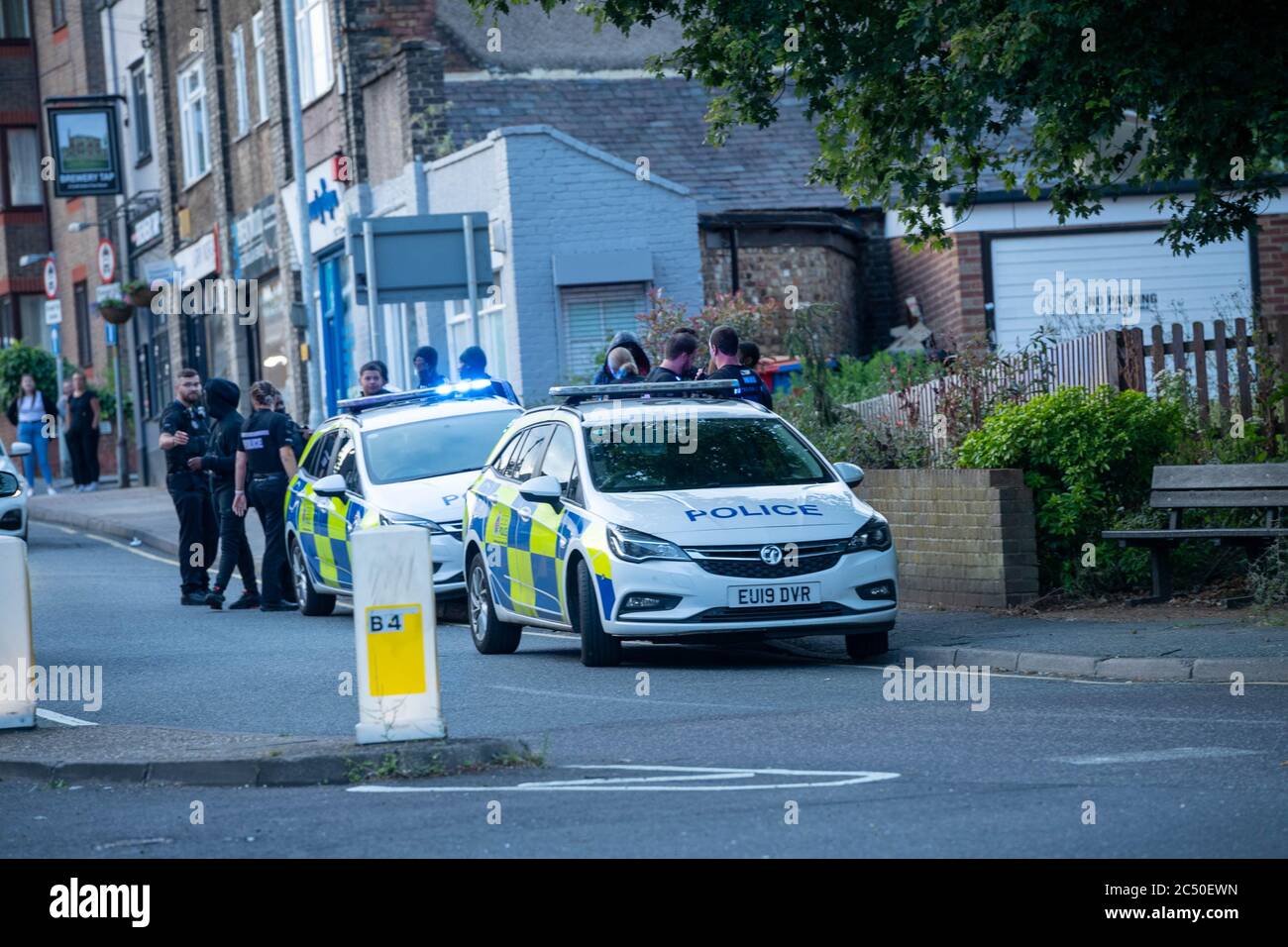 Brentwood Essex 29. Juni 2020 die Polizei von Essex wurde mobilisiert, um große Gruppen von Jugendlichen zu verwalten, die in der Stadt für einen in den sozialen Medien ausgeschriebenen Rave auftauchten, der nicht stattfand. Kredit: Ian Davidson/Alamy Live Nachrichten Stockfoto