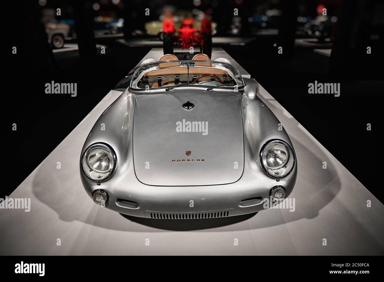 Porsche 550 Spyder. Legendärer erster Porsche Rennwagen. Oldtimer Rennwagen auf Autos Ausstellung. Ausstellung für Oldtimer - Heydar Aliyev Centre, Baku, Az Stockfoto