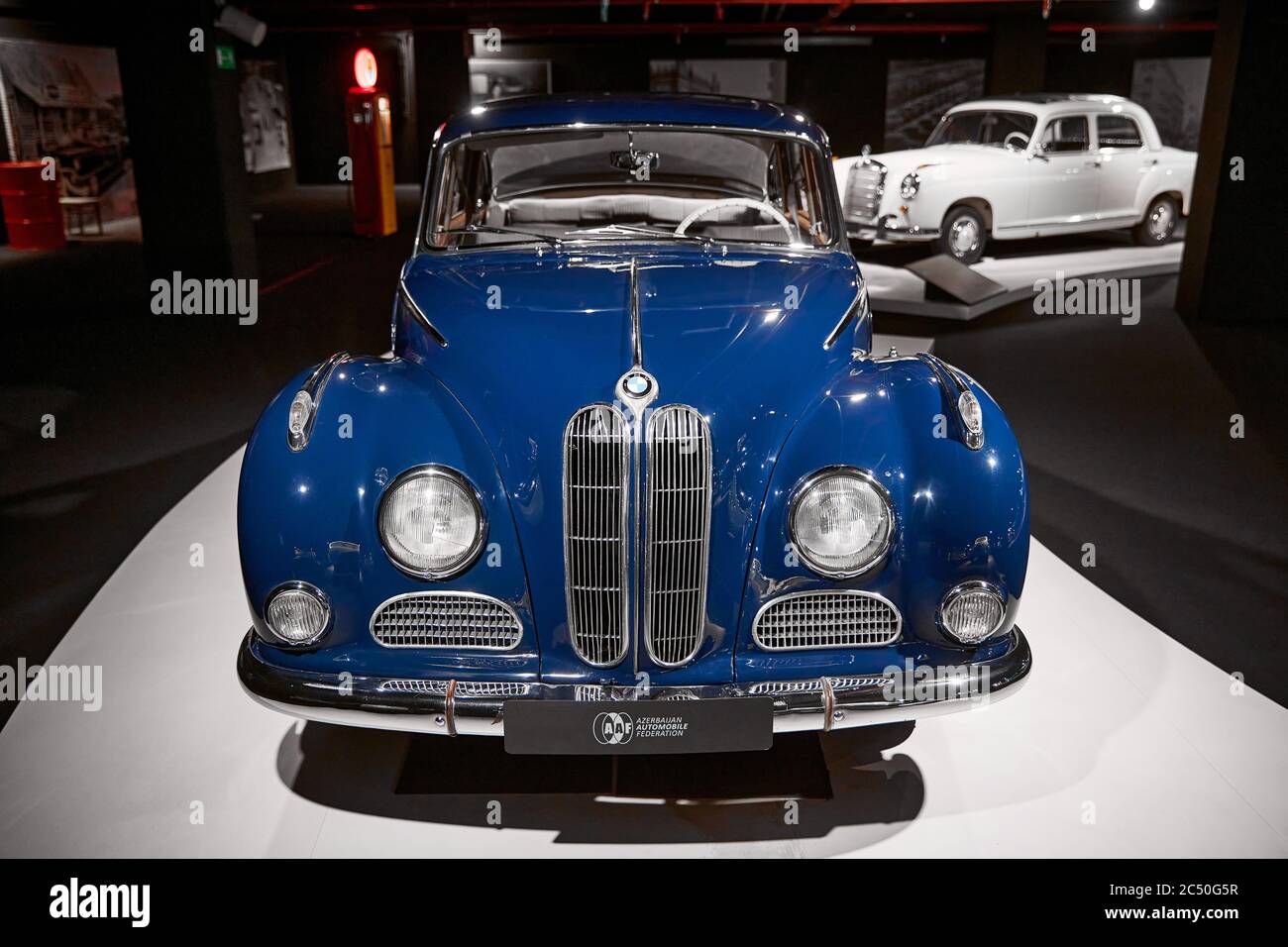 BMW 502 deutsche Luxus-Limousine. Das exklusivste BMW-Auto der Nachkriegszeit. Retro-Auto auf Ausstellung. Ausstellung Classic Car - Heydar Aliyev C Stockfoto