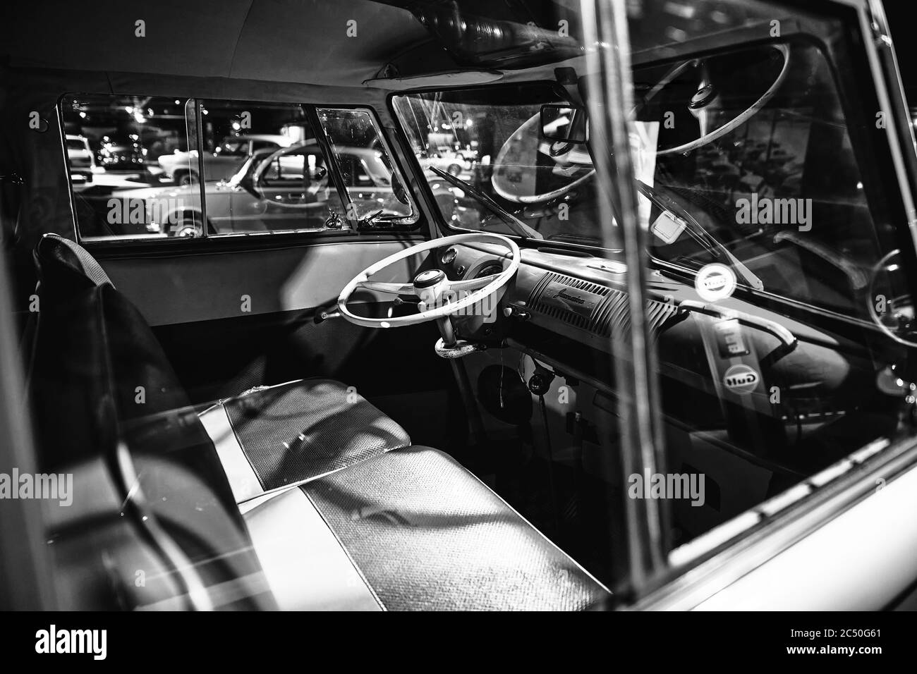 Klassischer Volkswagen T1. Einer der ersten zivilen Minivans. Beliebt bei Hippies..Retro-Auto. Ausstellung für Oldtimer - Heydar Aliyev Centre, Baku, Azerb Stockfoto