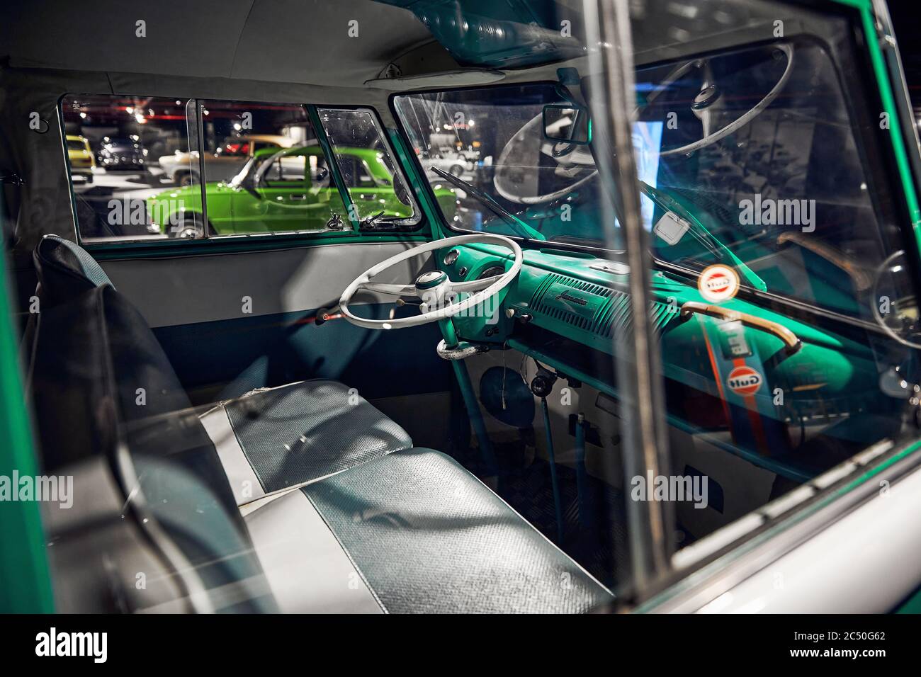 Klassischer Volkswagen T1. Einer der ersten zivilen Minivans. Beliebt bei Hippies..Retro-Auto. Ausstellung für Oldtimer - Heydar Aliyev Centre, Baku, Azerb Stockfoto