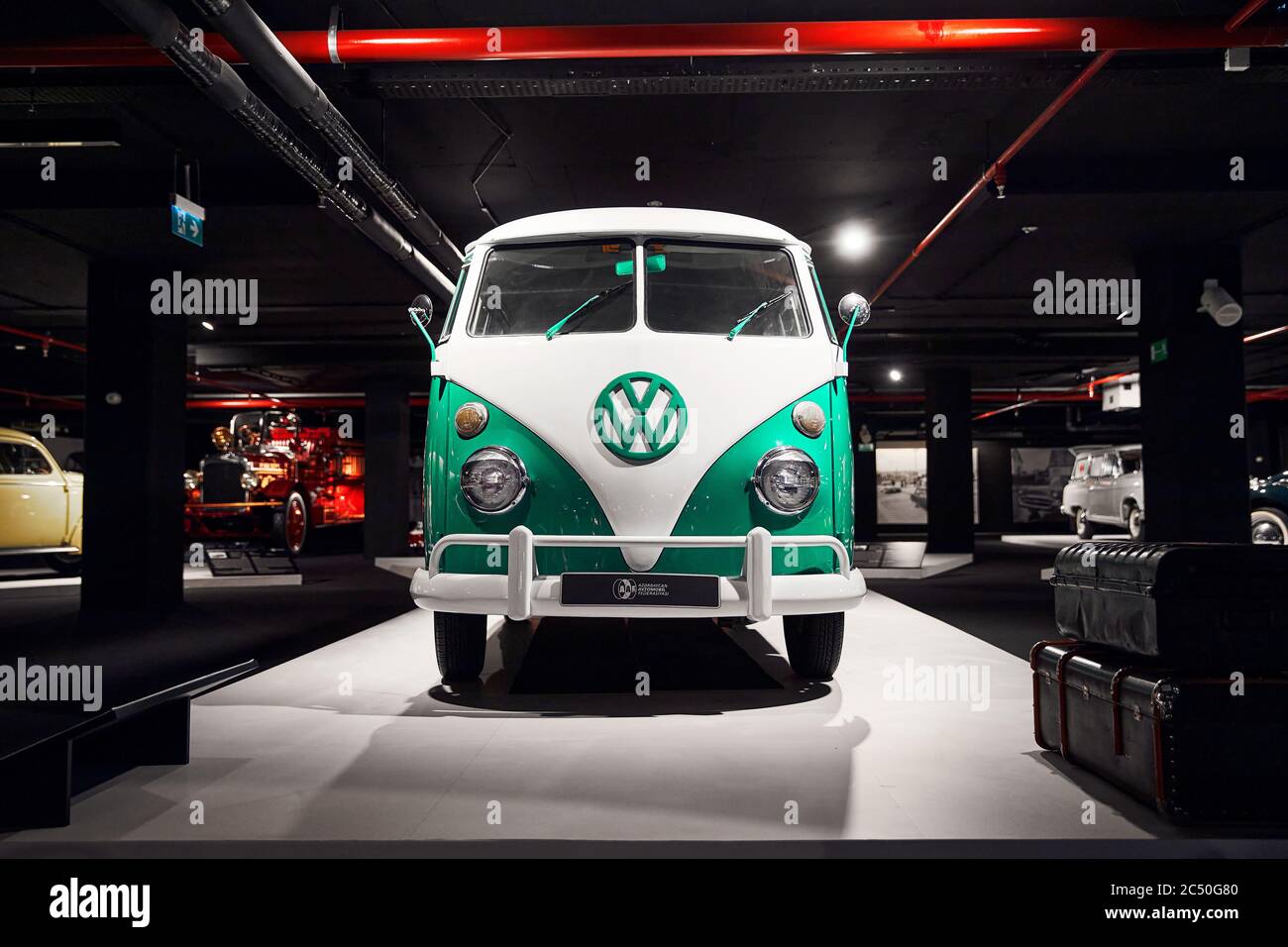 Klassischer Volkswagen T1. Einer der ersten zivilen Minivans. Beliebt bei Hippies..Retro-Auto. Ausstellung für Oldtimer - Heydar Aliyev Centre, Baku, Azerb Stockfoto