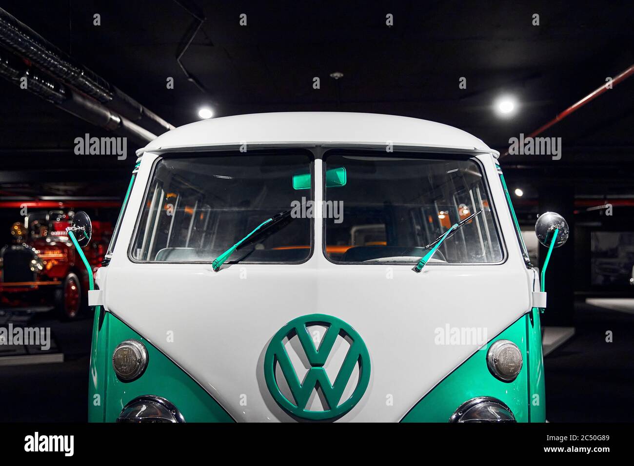 Klassischer Volkswagen T1. Einer der ersten zivilen Minivans. Beliebt bei Hippies..Retro-Auto. Ausstellung für Oldtimer - Heydar Aliyev Centre, Baku, Azerb Stockfoto